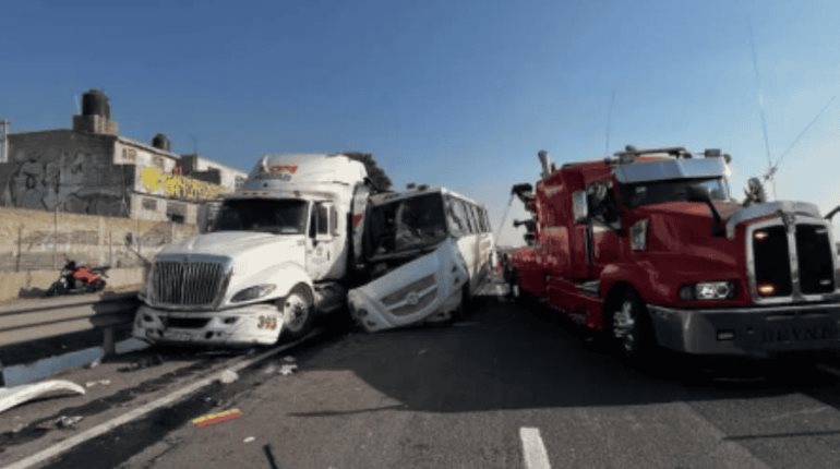 12 heridos, saldo de accidente entre autobús y tráiler en Edomex