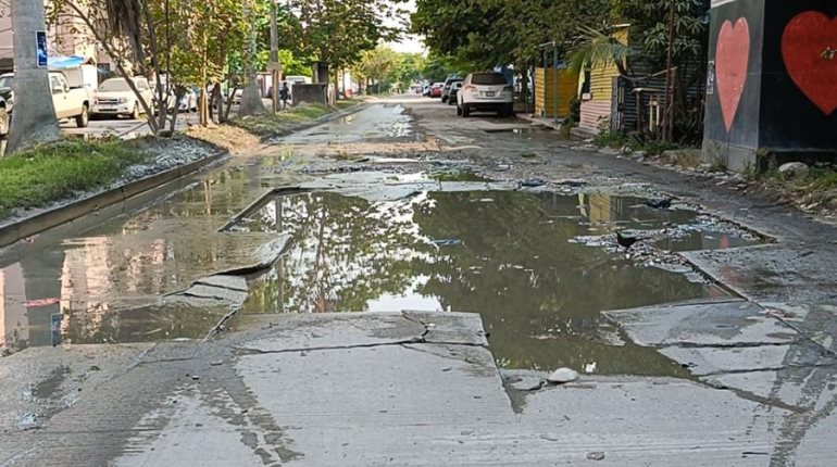 Aguas negras y calles rotas en Valle Real Pomoca, reportan ciudadanos