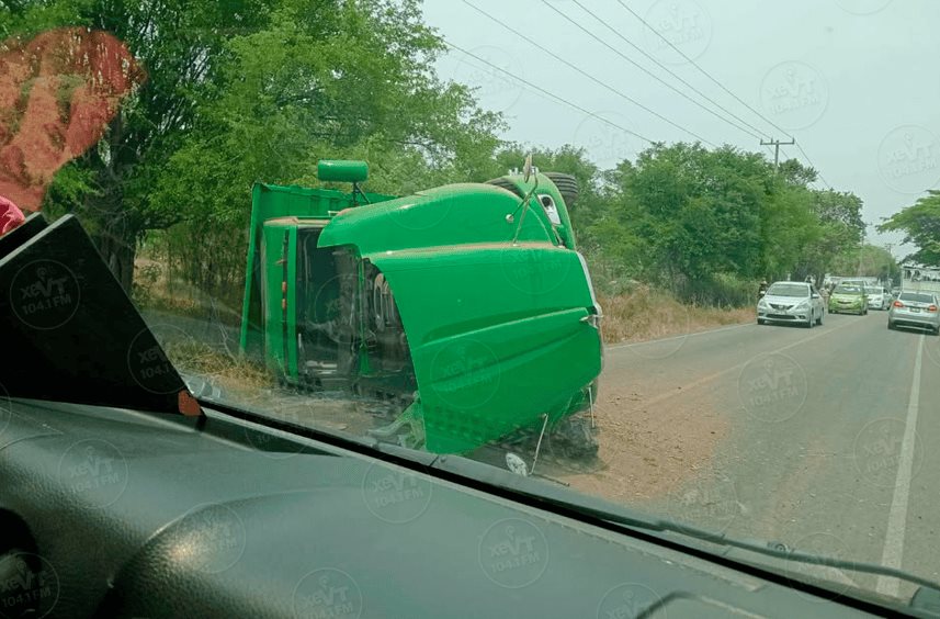 Vuelca camión en Macuspana; solo se registran daños materiales Vuelca camión en Macuspana; solo se registran daños materiales