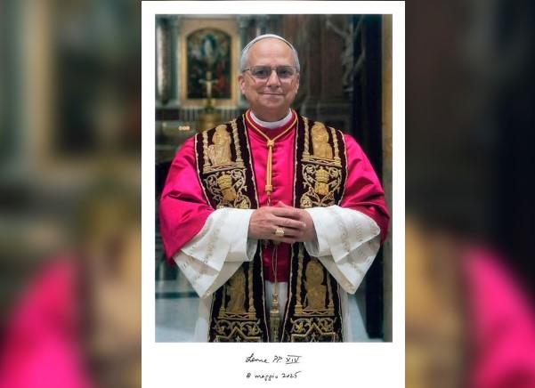 Vaticano publica fotografía oficial y escudo del Papa León XIV