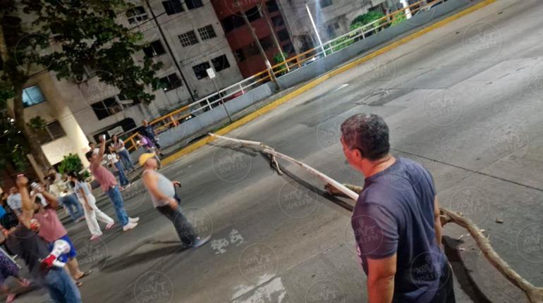 Bloquean por varias horas tramos del periférico de Villahermosa por falta de energía eléctrica 