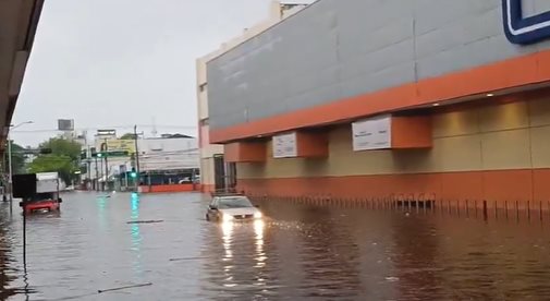 Primera lluvia de mayo deja encharcamientos con afectaciones en casas y comercios de Villahermosa Primera lluvia de mayo deja encharcamientos con afectaciones en casas y comercios de Villahermosa