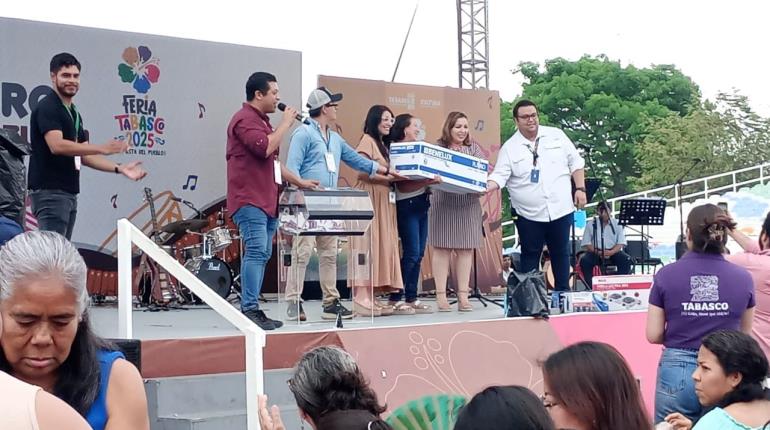 Gobierno realiza rifa por Día de las Madres en la Feria Tabasco