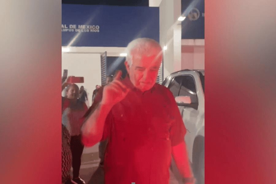 "Fuera Buitre" gritan a Pepín tras reunión en el Tec de los Ríos "Fuera Buitre" gritan a Pepín tras reunión en el Tec de los Ríos
