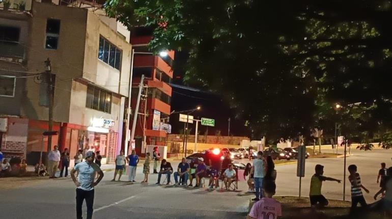 Vecinos de M. Bruno bloquean Paseo Tabasco por falta de luz