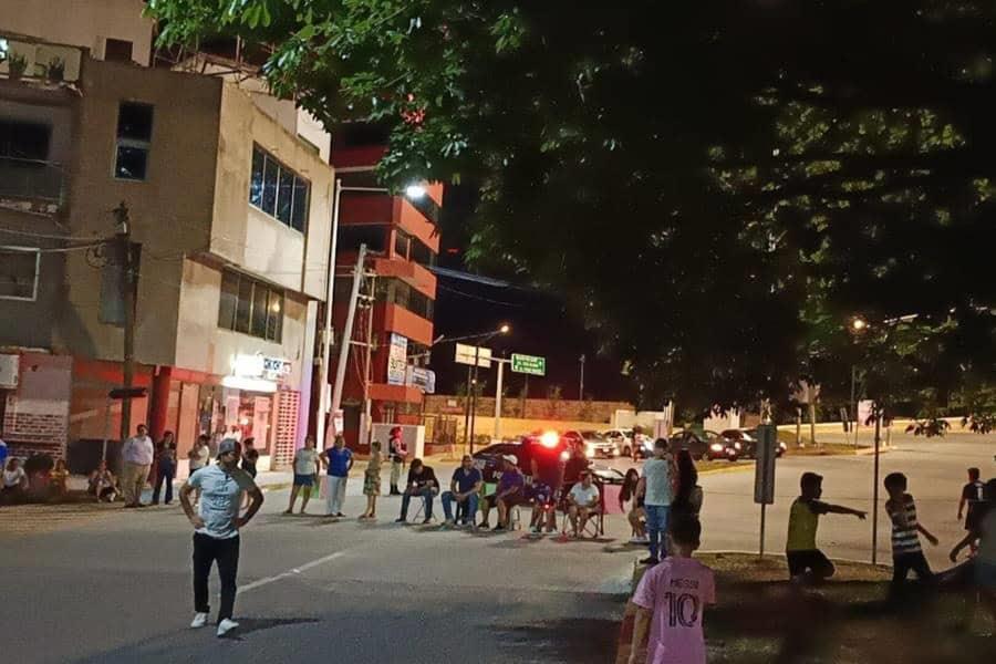 Vecinos de M. Bruno bloquean Paseo Tabasco por falta de luz Vecinos de M. Bruno bloquean Paseo Tabasco por falta de luz