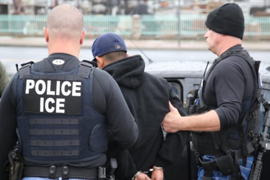 Fallece mexicano de 68 años bajo custodia de ICE cuando era trasladado a una prisión Fallece mexicano de 68 años bajo custodia de ICE cuando era trasladado a una prisión