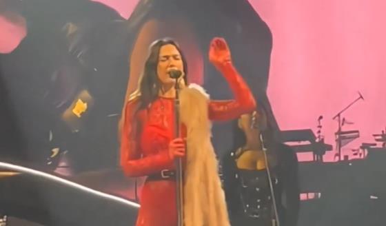 Sorprende Dua Lipa al cantar ´Héroe´ de Enrique Iglesias