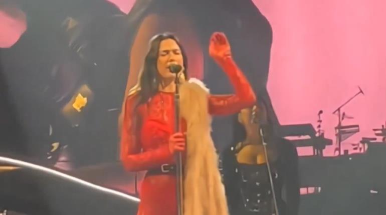 Sorprende Dua Lipa al cantar ´Héroe´ de Enrique Iglesias