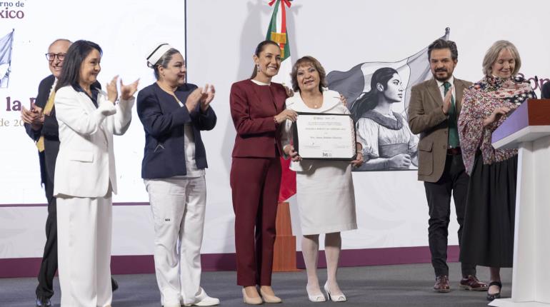 Entrega Sheinbaum galardón a tres enfermeras destacadas del país
