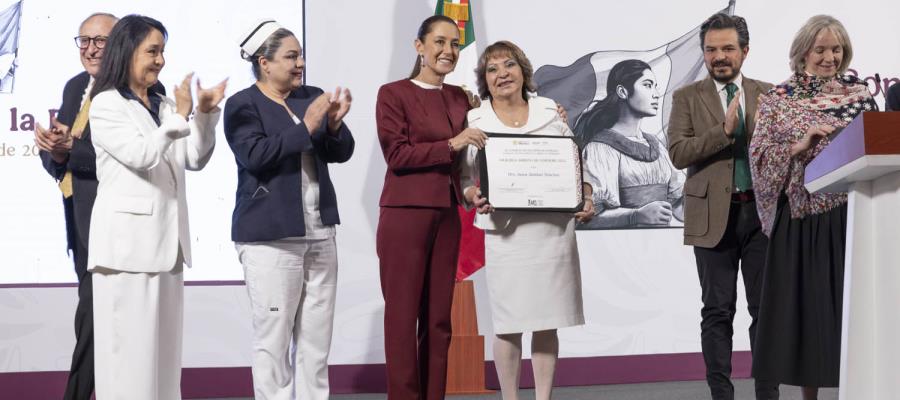 Entrega Sheinbaum galardón a tres enfermeras destacadas del país Entrega Sheinbaum galardón a tres enfermeras destacadas del país