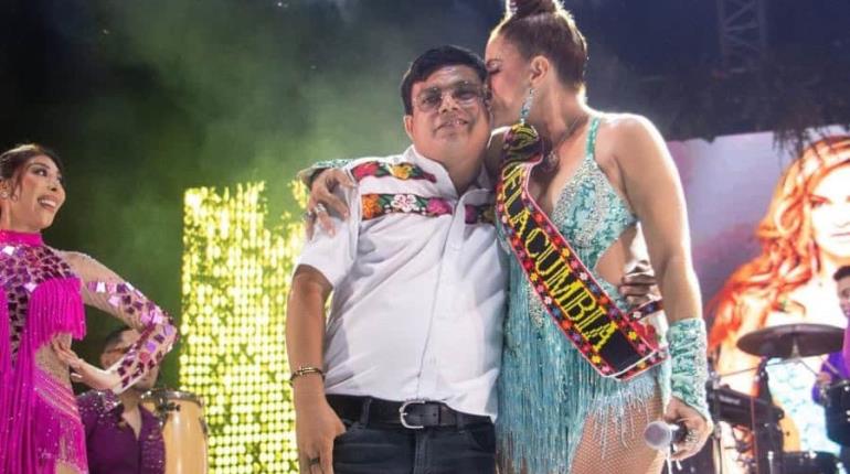 Tabasqueño entrega banda a Mariana Seoane durante concierto en Comalcalco