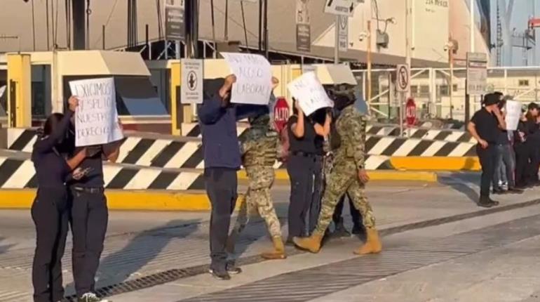 Bloquean trabajadores aduanales puerto de Manzanillo