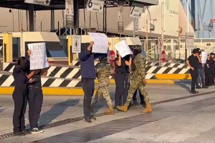 Bloquean trabajadores aduanales puerto de Manzanillo Bloquean trabajadores aduanales puerto de Manzanillo
