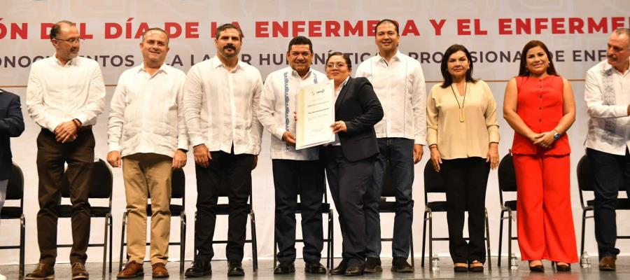 Reconoce May a enfermeros y anuncia bono de 20 mil pesos a galardonados Reconoce May a enfermeros y anuncia bono de 20 mil pesos a galardonados