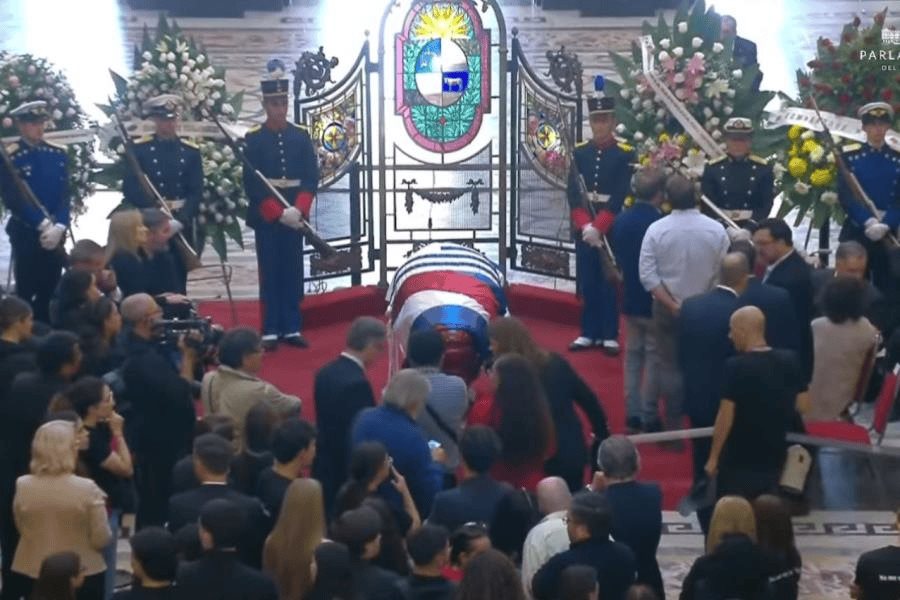 Despiden a Pepe Mujica con cortejo fúnebre y velorio en el Palacio Legislativo Despiden a Pepe Mujica con cortejo fúnebre y velorio en el Palacio Legislativo