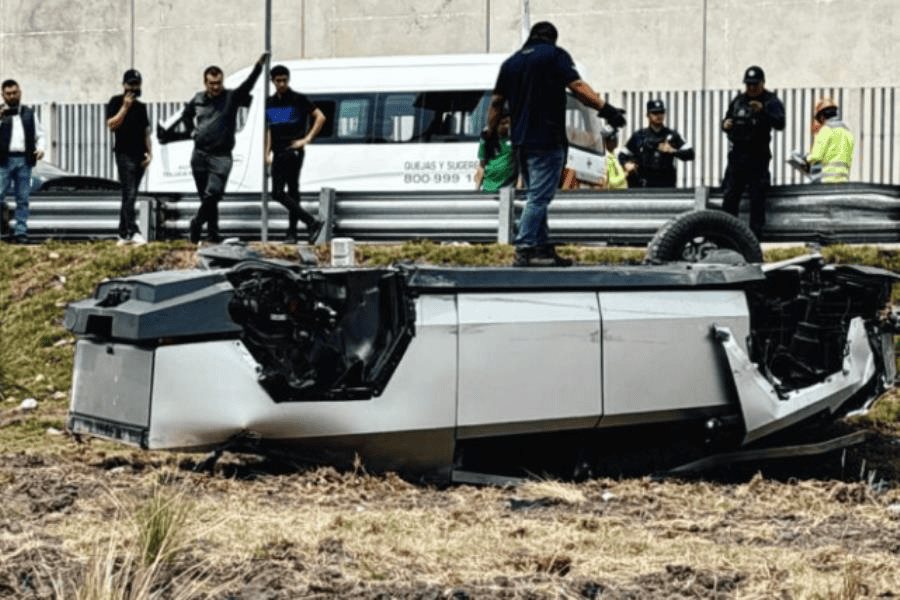 Vuelca camioneta CyberTruck en Toluca Vuelca camioneta CyberTruck en Toluca