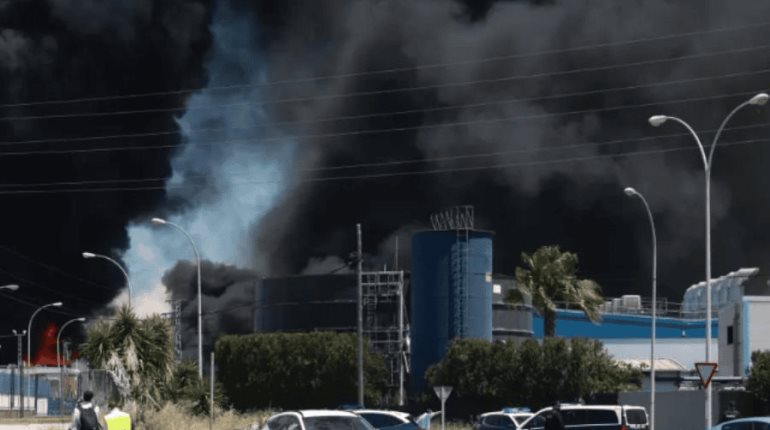 Incendio en planta química en España deja a 77 mil personas confinadas ante riesgo de intoxicación