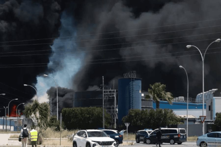 Incendio en planta química en España deja a 77 mil personas confinadas ante riesgo de intoxicación Incendio en planta química en España deja a 77 mil personas confinadas ante riesgo de intoxicación
