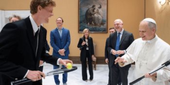 "¿Quiere jugar un rato?": Tenista italiano Sinner al visitar al Papa León XIV