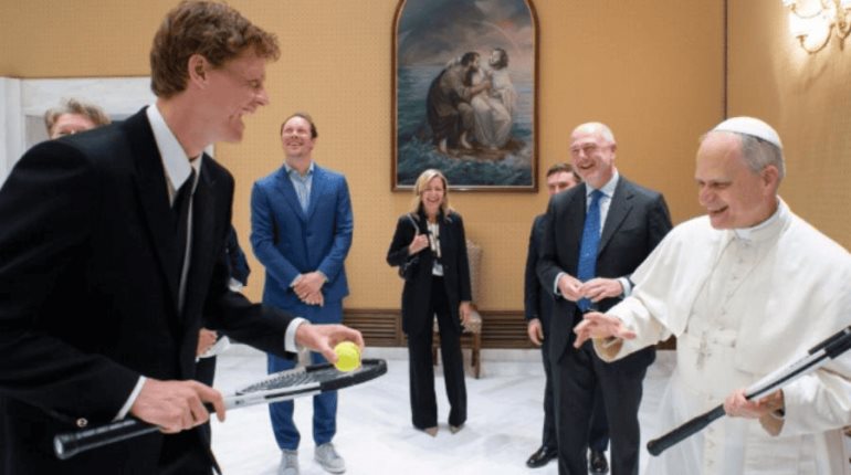 "¿Quiere jugar un rato?": Tenista italiano Sinner al visitar al Papa León XIV