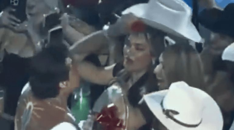 Nodal se molesta con fan y premia a otra