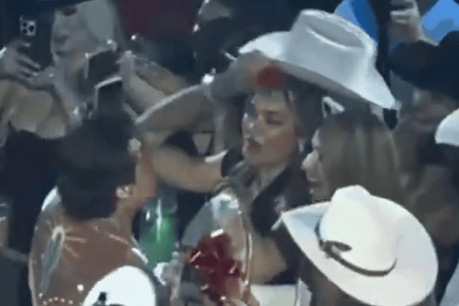 Nodal se molesta con fan y premia a otra