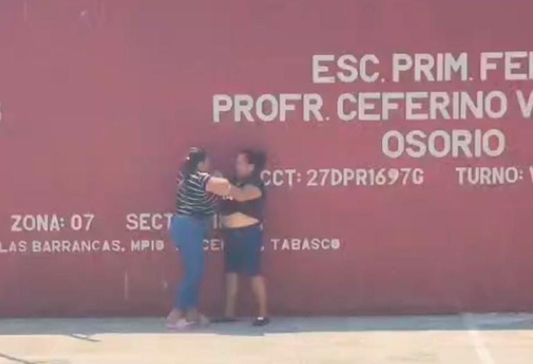 Se "jalonean" afuera de primaria en Tamulté de las Barrancas de Villahermosa Se "jalonean" afuera de primaria en Tamulté de las Barrancas de Villahermosa