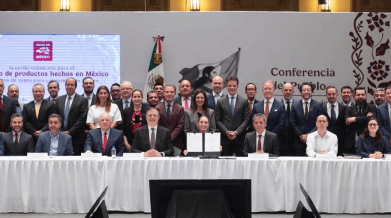 Firma Sheinbaum acuerdo para que tiendas aumenten venta de productos hechos en México