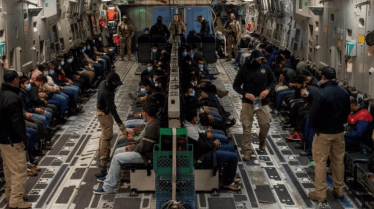 EE. UU. deporta 528 migrantes detenidos en Houston tras operativos de ICE