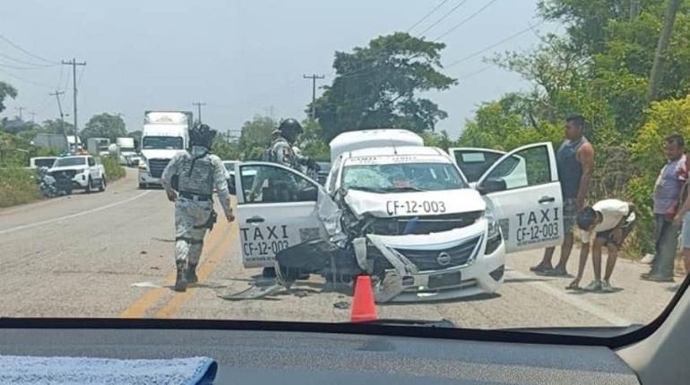 Se impacta patrulla de la policía municipal contra camioneta en Paraíso