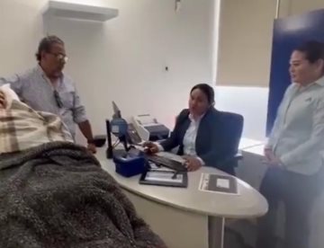 Obligan a mujer de 96 años acudir en camilla a banco para “desbloquear” su pensión en Oaxaca