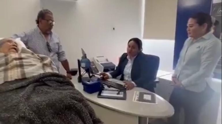 Obligan a mujer de 96 años acudir en camilla a banco para "desbloquear" su pensión en Oaxaca
