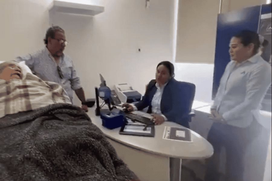 Obligan a mujer de 96 años acudir en camilla a banco para "desbloquear" su pensión en Oaxaca Obligan a mujer de 96 años acudir en camilla a banco para "desbloquear" su pensión en Oaxaca