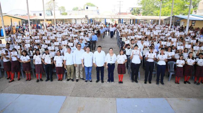 Entrega gobierno más de 13 mil tabletas a alumnos de secundaria y telesecundaria en Macuspana, Jalapa y Tacotalpa