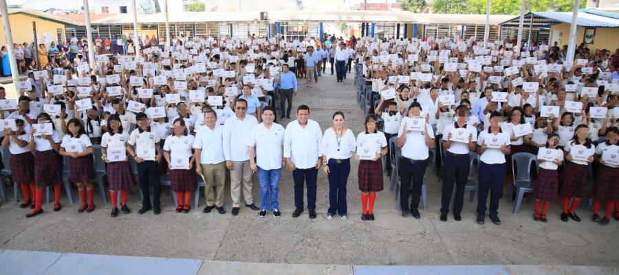 Entrega gobierno más de 13 mil tabletas a alumnos de secundaria y telesecundaria en Macuspana, Jalapa y Tacotalpa Entrega gobierno más de 13 mil tabletas a alumnos de secundaria y telesecundaria en Macuspana, Jalapa y Tacotalpa