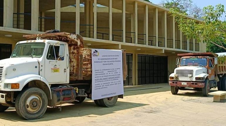 Protestan volqueteros por adeudo en construcción de mercado de Gaviotas y Museo del Cacao
