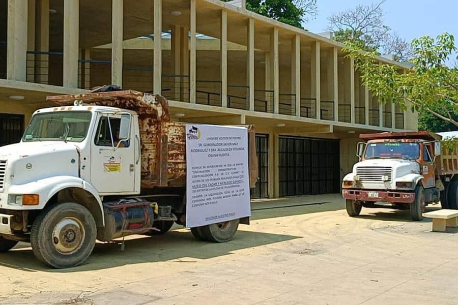 Protestan volqueteros por adeudo en construcción de mercado de Gaviotas y Museo del Cacao Protestan volqueteros por adeudo en construcción de mercado de Gaviotas y Museo del Cacao