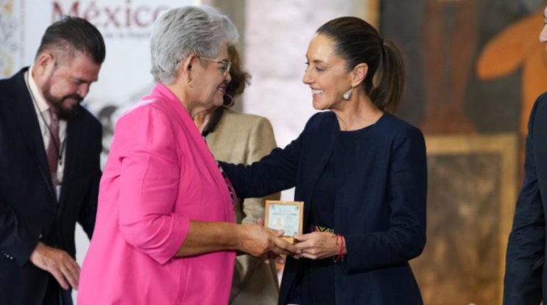 Aumento salarial del 9% global a los maestros anuncia Sheinbaum