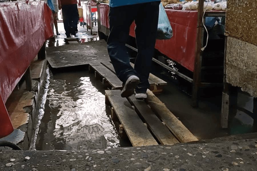 Se encharcan pasillos del Tianguis Campesino por drenajes tapados Se encharcan pasillos del Tianguis Campesino por drenajes tapados