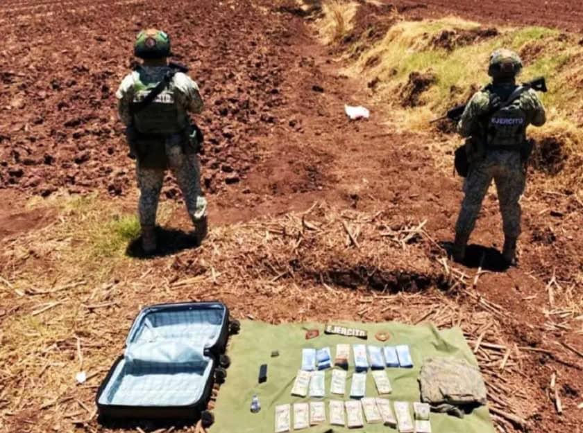 Militares encuentran maleta abandonada con 2.1 mdp en efectivo en Sinaloa Militares encuentran maleta abandonada con 2.1 mdp en efectivo en Sinaloa