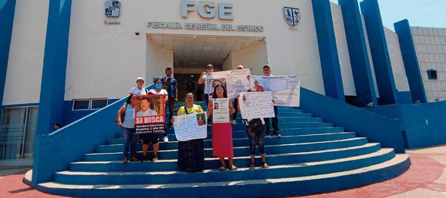 Protestan familiares de desaparecidos en Tabasco frente a la FGE Protestan familiares de desaparecidos en Tabasco frente a la FGE