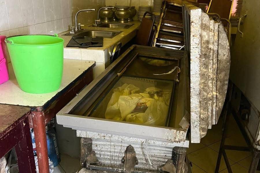 Hallan ataúdes usados como hieleras y extintores caducados en fiesta clandestina suspendida en CDMX Hallan ataúdes usados como hieleras y extintores caducados en fiesta clandestina suspendida en CDMX