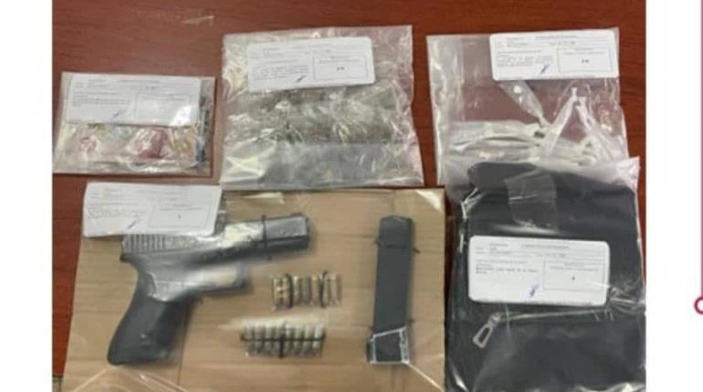Detienen en Huimanguillo a hombre con arma, aparente droga y dinero en efectivo