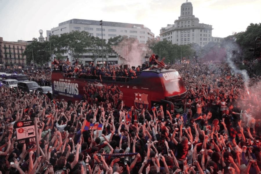 Más de 600 mil aficionados celebran título del Barcelona por calles de la ciudad Más de 600 mil aficionados celebran título del Barcelona por calles de la ciudad