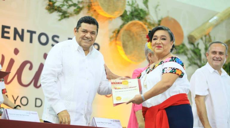 Reconoce May a más de 800 maestros con 30 y 40 años de servicio