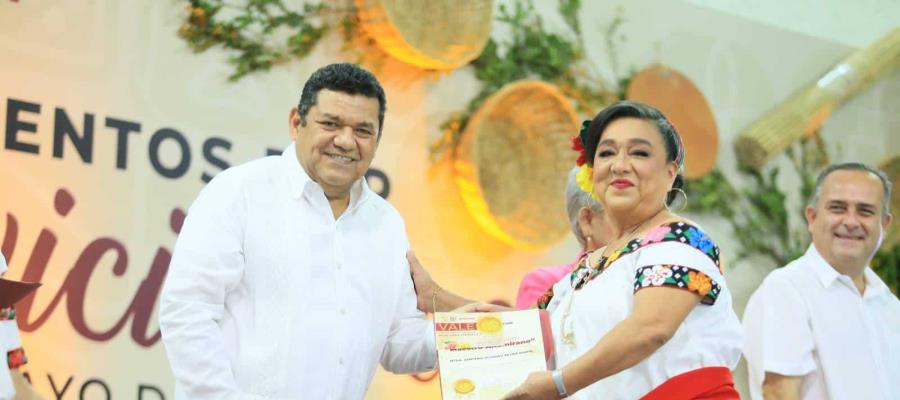 Reconoce May a más de 800 maestros con 30 y 40 años de servicio Reconoce May a más de 800 maestros con 30 y 40 años de servicio