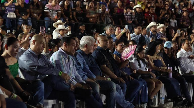 Con rechiflas reciben a Pepín en clausura de feria de Macuspana