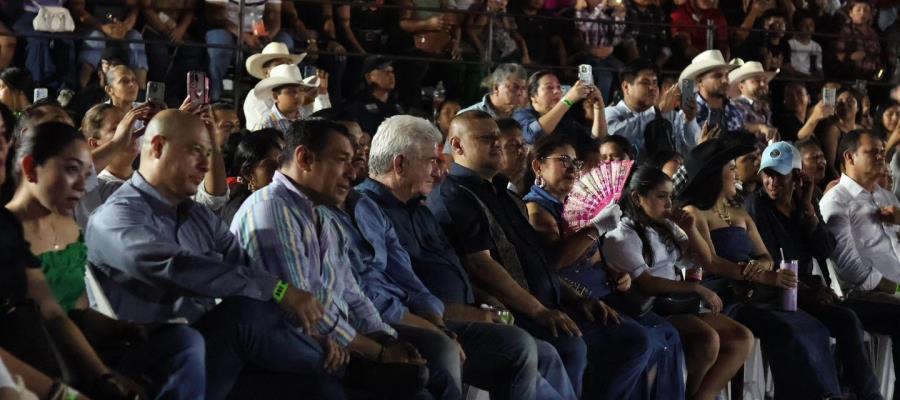 Con rechiflas reciben a Pepín en clausura de feria de Macuspana