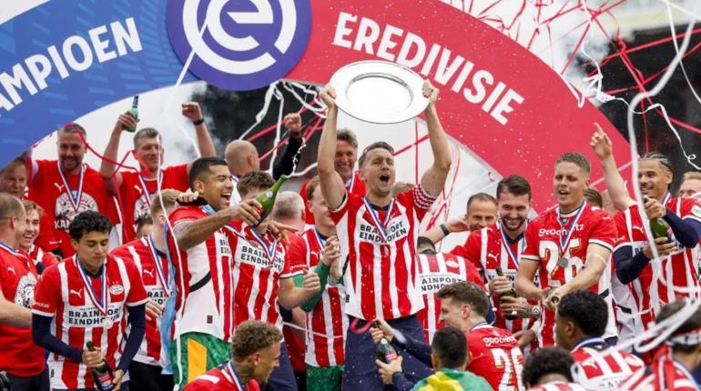 Logra PSV su título 26 y se corona bicampeón de la Eredivisie al remontar al Ajax
